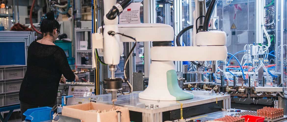 Danfoss Automates Valve Assembly With Cobots | 2021-12-03 | ASSEMBLY